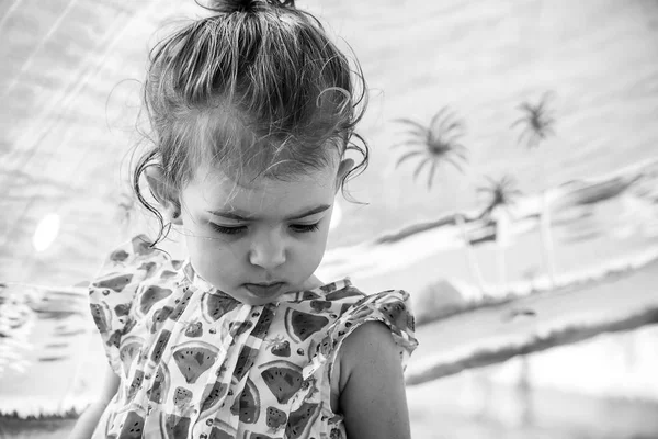 Menina bonito retrato vestindo vestido de melancia na praia, monocromático — Fotografia de Stock