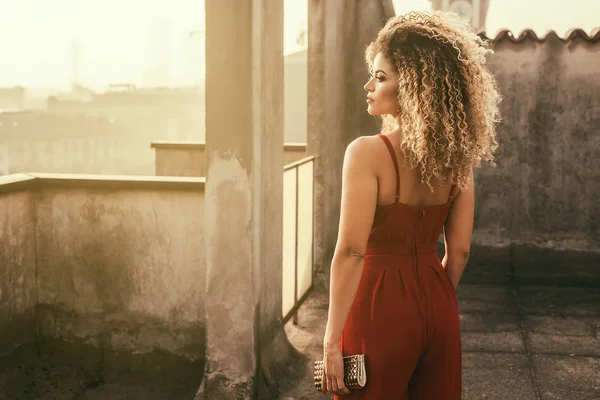 Mooie en elegante vrouw portret staande op het dak en kijken naar stadsgezicht — Stockfoto