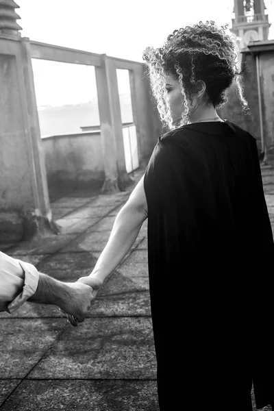 Mujer hermosa y elegante retrato de la espalda de la mano con su amante, monocromo —  Fotos de Stock