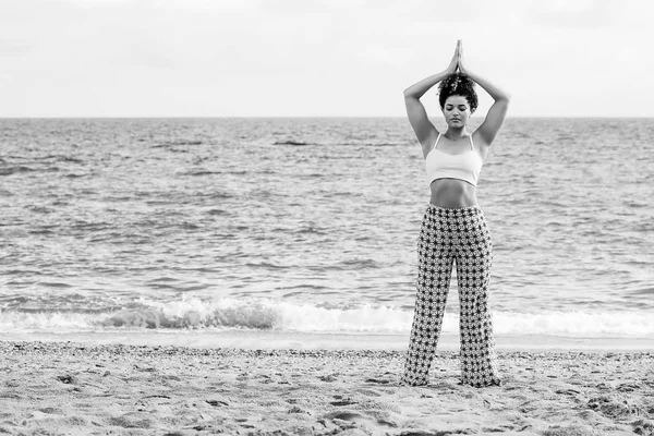 美丽和放松的女人做瑜伽在海滩上, 黑白 — 图库照片