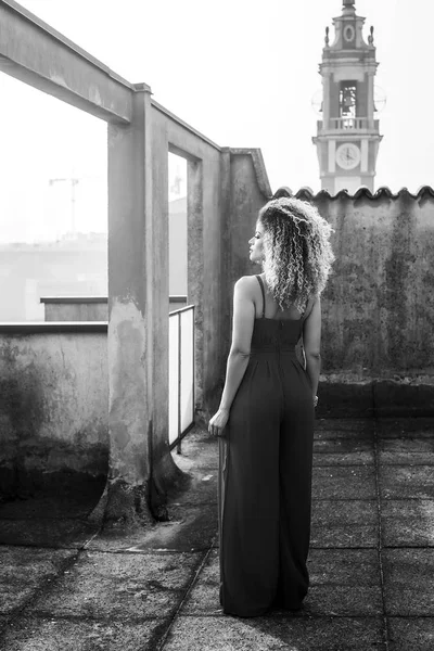 Belle femme dos portrait portant robe et regardant de côté, monochrome — Photo
