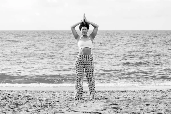 Schönes und entspanntes Frauenporträt beim Yoga am Strand, monochrom — Stockfoto