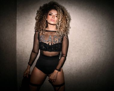 Şeffaf gömlek giymiş güzel kadın gangster portre