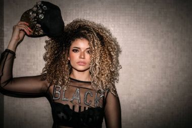 Hip hop kap pins-in tam tutan muhteşem saçlı kadın gangster portre