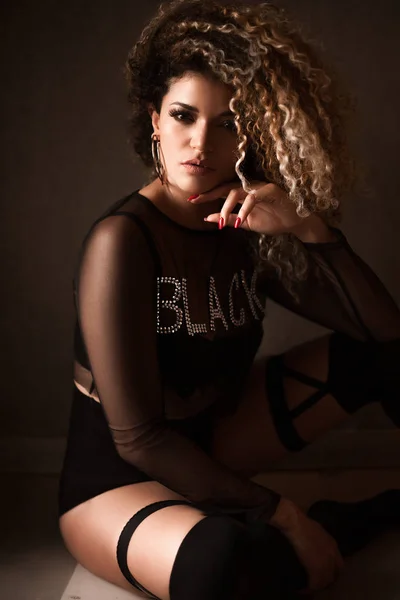 Sensual woman portrait with gorgeous hair sitting and looking at camera — Stock Photo, Image