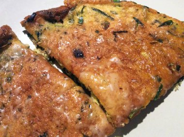 Taze otlar ve Grana ile doldurulmuş kahvaltı omlet