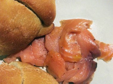 Durum buğday ekmeği ve füme somon fileto