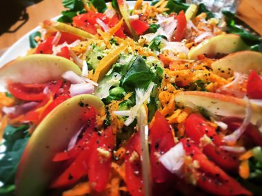 Taze rendelenmiş kabak, domates, havuç ve elma ile baharat salatası