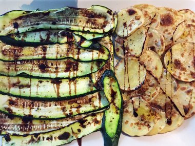 Kızarmış kabak ve aromatik sirke ile patates