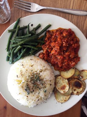 Patates ladled pilav ile baharat, fasulye, havuç ve köri, demlenmiş misk Ahtapot Izgara