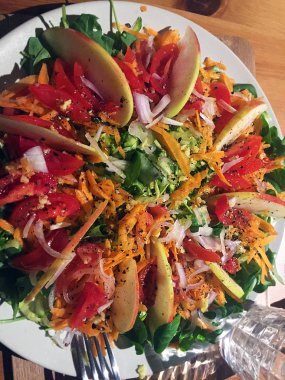 Valerian, roka, rendelenmiş kabak, domates, havuç ve elma ile baharat salatası