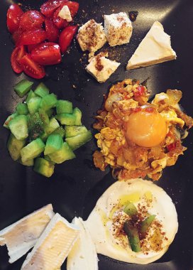 Türk usulü domates, peynir, salatalık ve Afgan ile lezzetli kahvaltı yumurta baharatlar ile