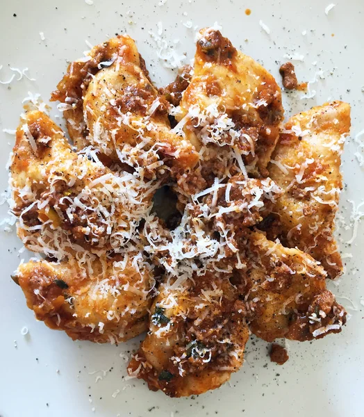Italiaanse tortelli en pittige ragu met kardemom, kaneel, komijn, garam masala en zest — Stockfoto