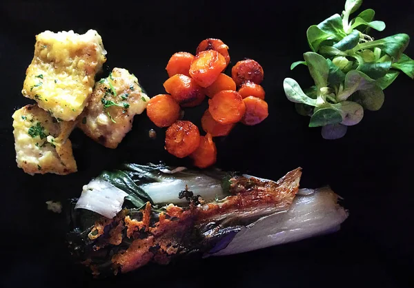 Panga visfilet met snijbiet, wortelen en Valeriaan — Stockfoto