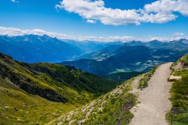Dağlar ve mavi bulutlu gökyüzü güzel yolu