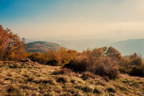Mooie herfst landschap en heuvels — Stockfoto