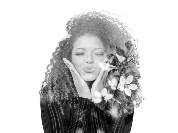 Dupla expozíció a szép nő, ami a csók és cherry bimbók, fekete-fehér — Stock Fotó