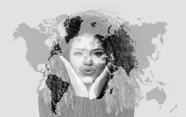 Dvojitá expozice krásné ženy dávat pusu a mapa světa, černobílá — Stock fotografie