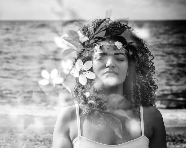 Doble exposición de la mujer sintiéndose libre y relajado y flores, monocromo — Foto de Stock