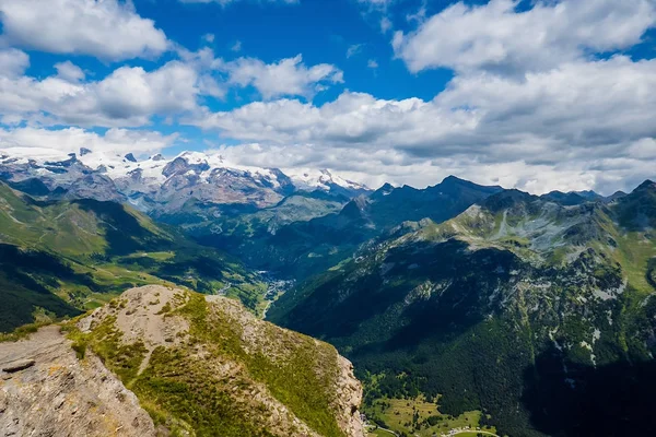 Schöne Berglandschaft und blauer bewölkter Himmel — Stockfoto