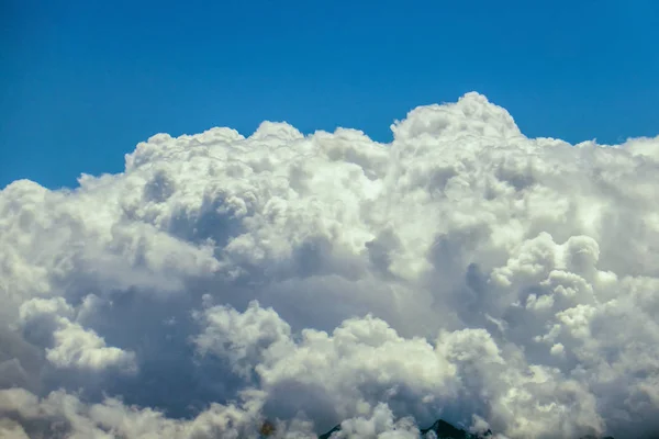 Paisagens nubladas e céu azul — Fotografia de Stock