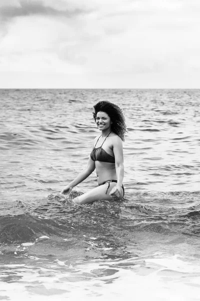 Mujer hermosa y feliz retrato baño de mar, blanco y negro — Foto de Stock