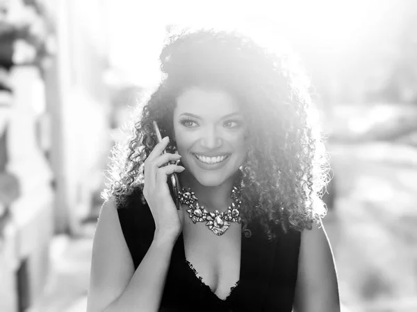 Precioso retrato de mujer hablando por teléfono y sonriendo, monocromo — Foto de Stock