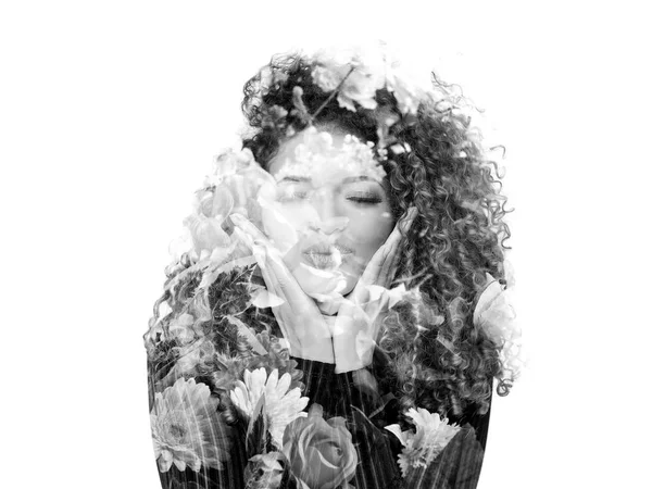 Exposição dupla monocromática de mulher dando beijo e belas flores — Fotografia de Stock