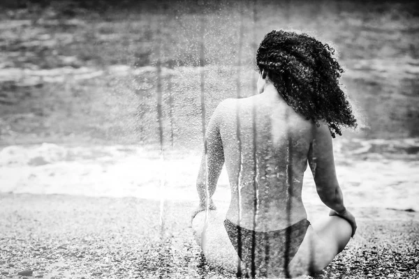 Monochrome Doppelbelichtung einer Frau am Strand und Regenmuster — Stockfoto