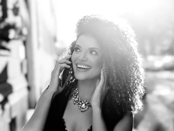Kobieta portret rozmawia przez telefon i patrząc na bok, monochromatyczny — Zdjęcie stockowe