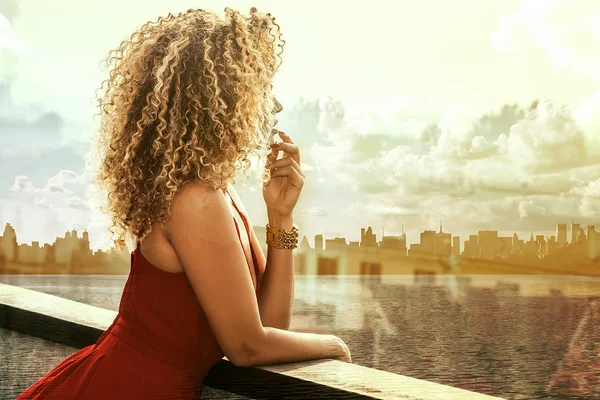Güzel kadın derin düşünce ve şehir siluetinin çift pozlama — Stok fotoğraf