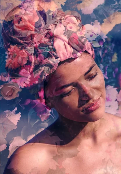 Doble exposición de retrato de mujer hermosa en verano y flores de colores — Foto de Stock