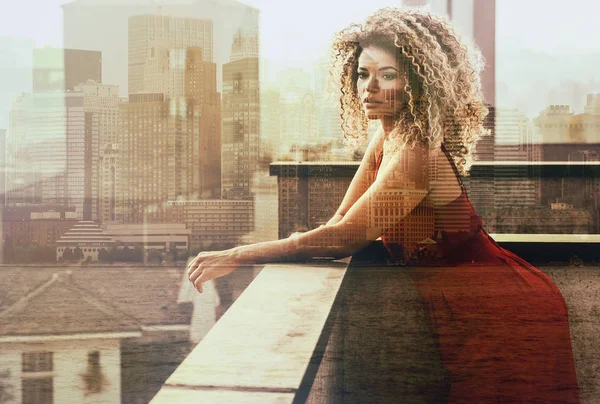 Doppelbelichtung eines hinreißenden und nachdenklichen Frauenporträts auf dem Dach und der Skyline der Stadt — Stockfoto