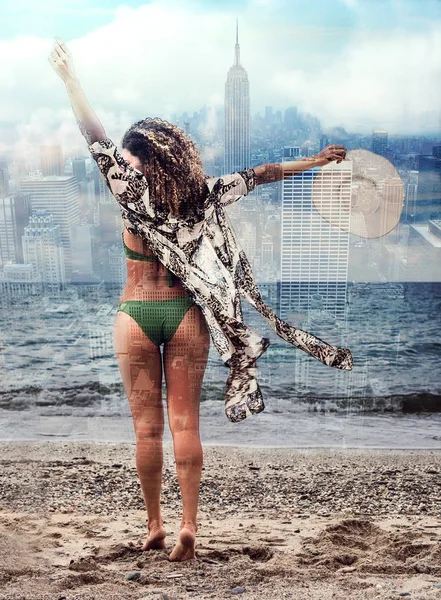 Doppia esposizione della donna che si sente libera sulla spiaggia e sullo skyline di New York — Foto Stock
