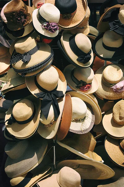 Mujeres sombreros encantadores de pie en Nueva York —  Fotos de Stock