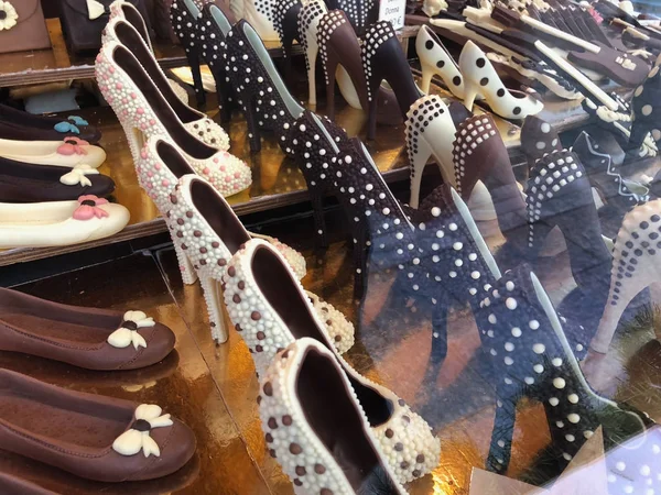 Elegantes zapatos de tacón alto hechos de leche y chocolate negro —  Fotos de Stock