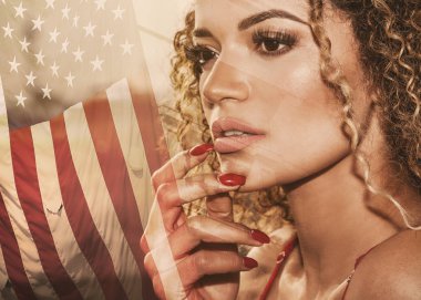 Muhteşem bir kadın ve Amerika Birleşik Devletleri bayrağı çift pozlama