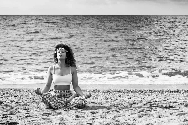 Schönes Frauenporträt am Strand sitzend und meditierend, monochrom — Stockfoto