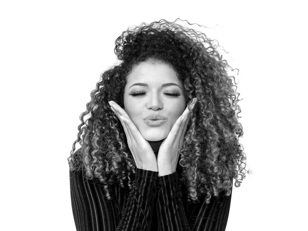 Precioso retrato de mujer dando un beso con los ojos cerrados, en blanco y negro — Foto de Stock