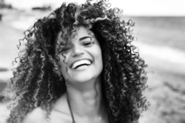 Ur fokus porträtt av vackra unga kvinnan skrattande, svartvitt — Stockfoto