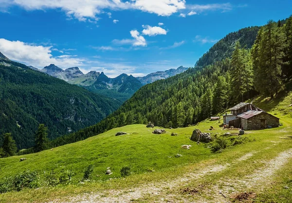 Dağ taş ev ve muhteşem mountainscape Kuzey İtalya — Stok fotoğraf