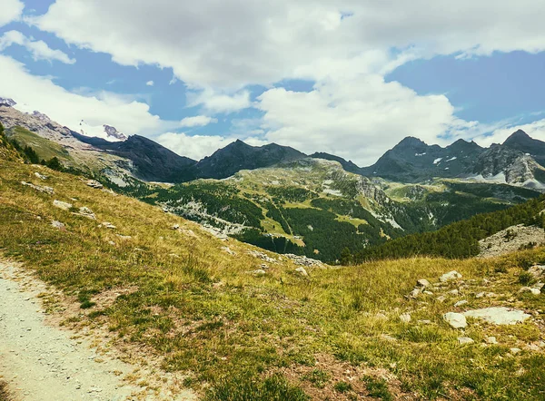 Berget dalen och molnlandskap i norra Italien — Stockfoto