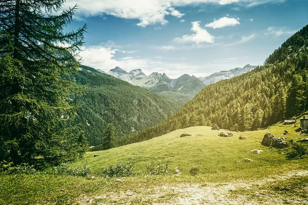 Bergtal und wolkenverhangener Himmel im Sommer, Norditalien — Stockfoto
