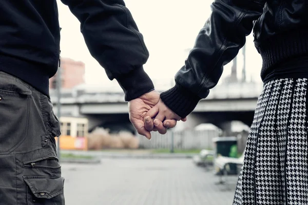 Primer plano de pareja cogida de la mano en la ciudad —  Fotos de Stock