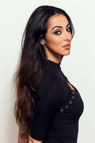 Superbe portrait de femme aux cheveux longs portant un justaucorps noir et regardant — Photo