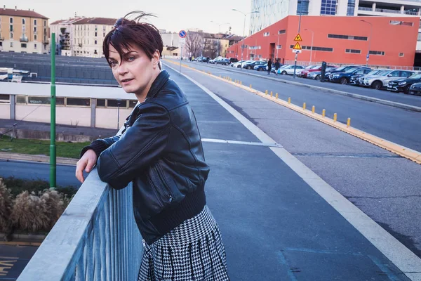 Mooie vrouw portret in de stad, tijdens winderige dag — Stockfoto