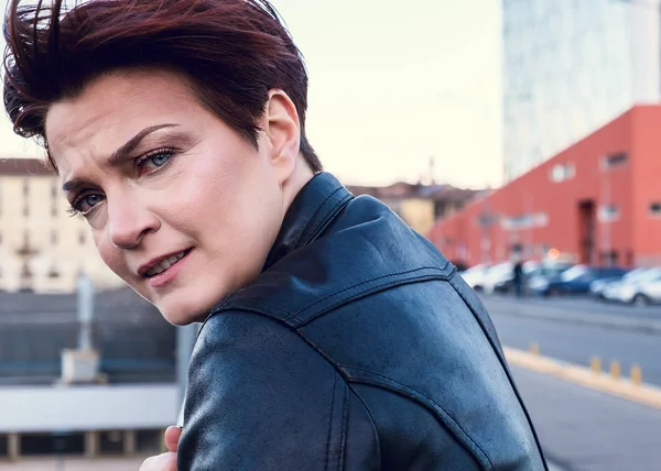 Hermoso retrato de mujer con hermosos ojos azules, día ventoso en la ciudad —  Fotos de Stock