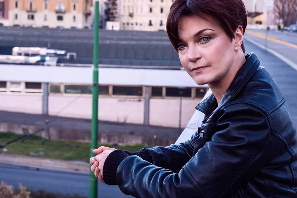 Gorgeous woman with beautiful blue eyes, portrait in the city — Stock Photo, Image