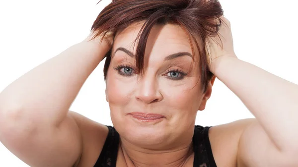 Hermoso y divertido retrato de mujer tirando de su cabello con aspecto divertido —  Fotos de Stock