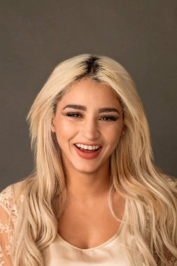 Kameraya bakarken gülümseyen güzel sarışın kadın portre